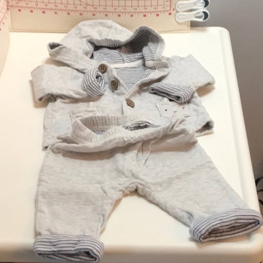 CARTER’S SIZE 6 MONTH 2 PIECE HOODIE & PANT SET BUTTON UP TOP WITH POCKETS